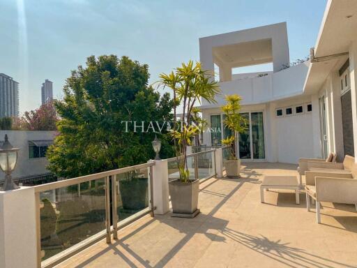 บ้าน ขาย 5 ห้องนอน 260 ตร.ม. ที่ดิน 736 m² ใน  Palm Oasis, Pattaya