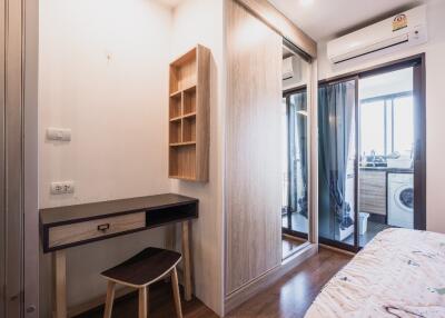 Small bedroom with desk and mirrored closet doors