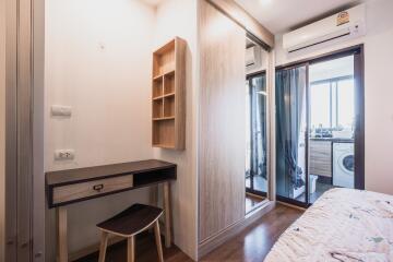 Small bedroom with desk and mirrored closet doors