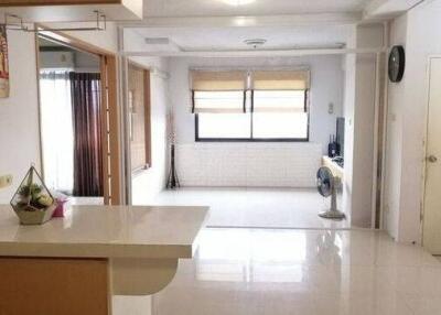 1-BR Condo at 38 Mansion Condominium 38 near BTS Ekkamai