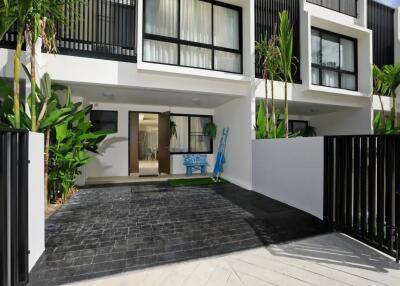 Nicely Furnished 3 Bedroom Townhouse In Laguna Park