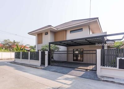 Two-story single house with 4 bedrooms and 4 bathrooms, located in the Hang Dong area, close to Kad Farang.