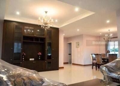 2-story single house, 4 bedrooms, 4 bathrooms, in a development near a shopping mall.