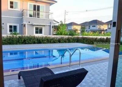 2-story single house, 4 bedrooms, 4 bathrooms, in a development near a shopping mall.