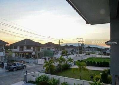 2-story single house, 4 bedrooms, 4 bathrooms, in a development near a shopping mall.