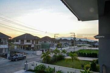 2-story single house, 4 bedrooms, 4 bathrooms, in a development near a shopping mall.