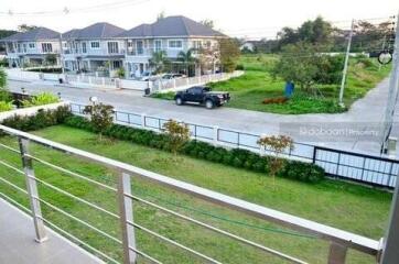 2-story single house, 4 bedrooms, 4 bathrooms, in a development near a shopping mall.