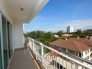 Condo on the 6th floor with nice views of mountains and the sea