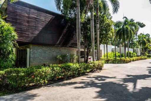 4 Bedroom Villa on 2,013 sqm Land Plot for Sale in the Exclusive Layan Estate, Phuket