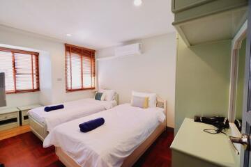 Bedroom with two single beds and a vanity area