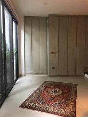 Living room with large windows and a rug