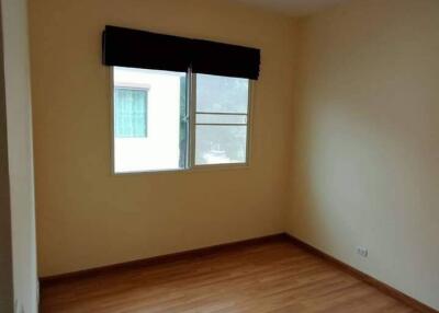 Empty bedroom with a window