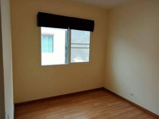 Empty bedroom with a window