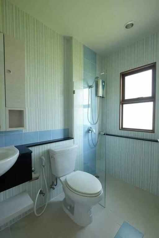 Clean bathroom with a shower, toilet, and sink