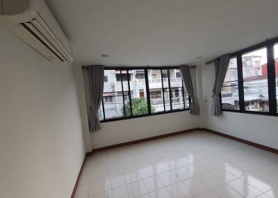 Spacious living room with large windows and air conditioning