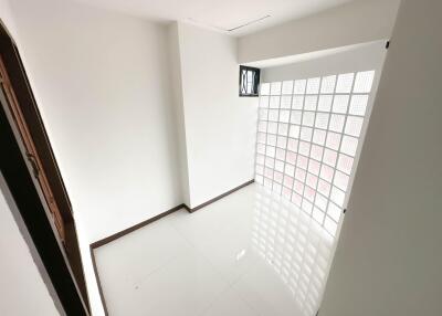 Small room with frosted glass brick window