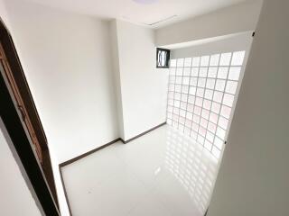 Small room with frosted glass brick window