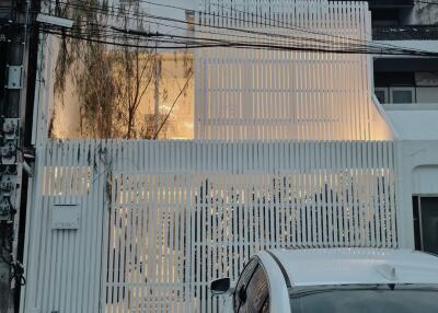 Facade of a modern multi-story building with white slatted exterior