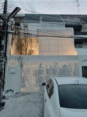 Facade of a modern multi-story building with white slatted exterior