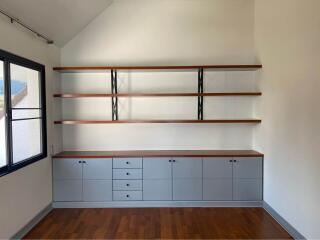 Built-in shelving unit in a bedroom