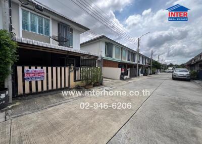 Street view of residential homes