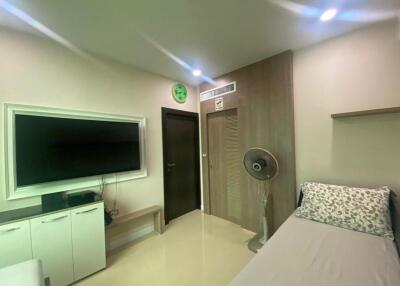 Bedroom with TV and single bed