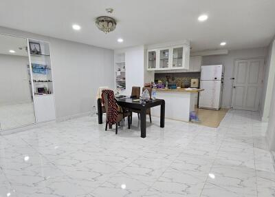 Large Condo Ekkamai Sale Pet-Friendly