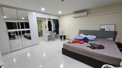 Large Condo Ekkamai Sale Pet-Friendly