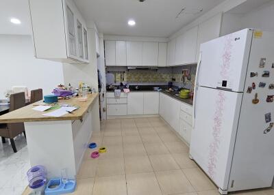 Large Condo Ekkamai Sale Pet-Friendly