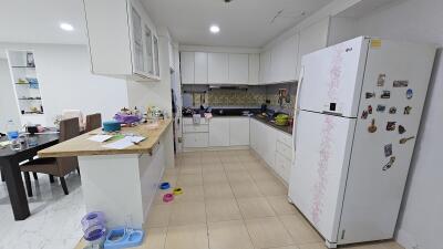 Large Condo Ekkamai Sale Pet-Friendly