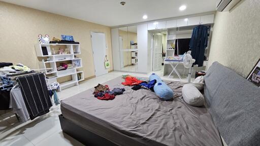 Large Condo Ekkamai Sale Pet-Friendly