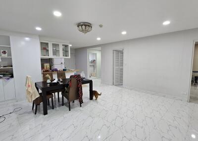 Large Condo Ekkamai Sale Pet-Friendly