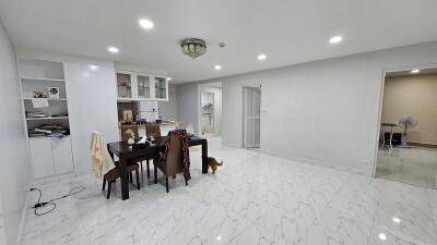 Large Condo Ekkamai Sale Pet-Friendly