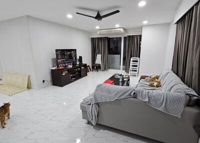 Large Condo Ekkamai Sale Pet-Friendly