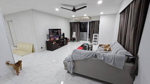 Large Condo Ekkamai Sale Pet-Friendly