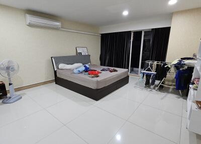 Large Condo Ekkamai Sale Pet-Friendly