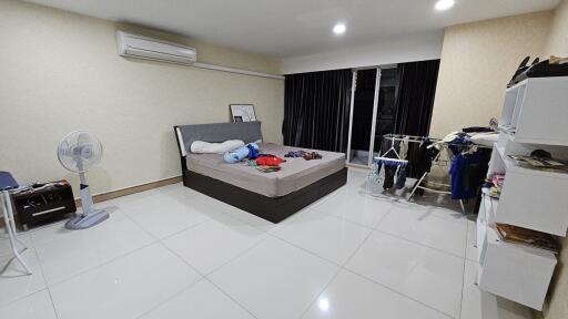 Large Condo Ekkamai Sale Pet-Friendly