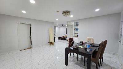 Large Condo Ekkamai Sale Pet-Friendly