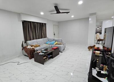 Large Condo Ekkamai Sale Pet-Friendly