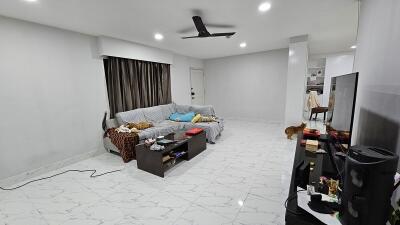 Large Condo Ekkamai Sale Pet-Friendly