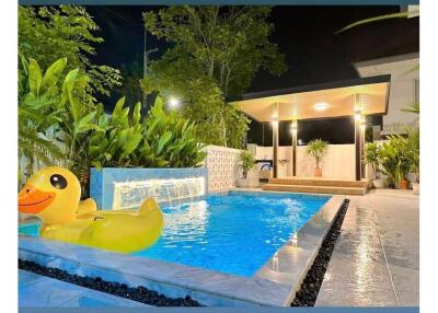 Selling a 2-storey single house with a private pool