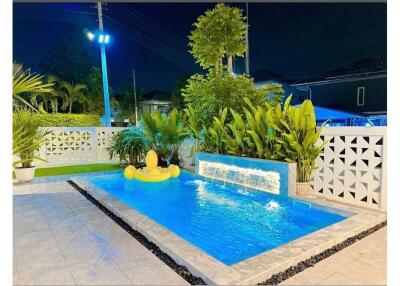 Selling a 2-storey single house with a private pool