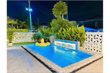 Selling a 2-storey single house with a private pool