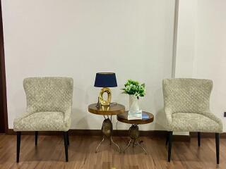 Two chairs with a side table in a living room