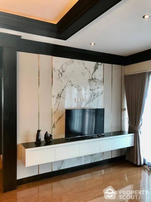 2-BR Condo at Sathorn Gardens near MRT Si Lom