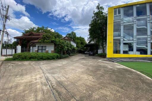 A commercial building for sale in San Phisua, Muang Chiang Mai