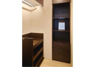 Modern Condo with Easy Access to BTS Thong Lo - Rent Now!