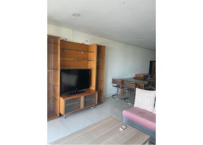 Modern Condo in Sathorn with Easy Access to MRT Si Lom (13 mins walk)