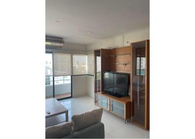 Modern Condo in Sathorn with Easy Access to MRT Si Lom (13 mins walk)