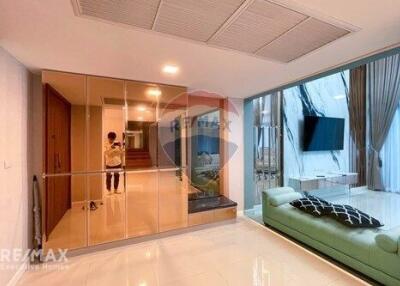 Modern 3-Bedroom Condo, Furnished, Close to Ekamai BTS, 6 Mins Walk to Phra Khanong Station